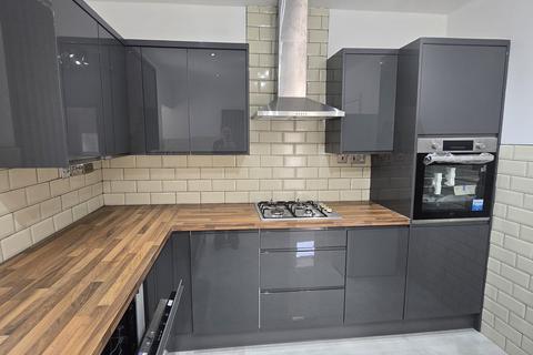 4 bedroom semi-detached house to rent, Dale Terrace, Tividale B69