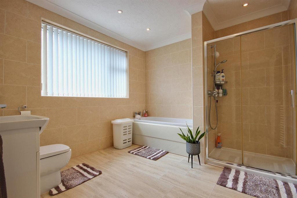 Family bathroom/wc