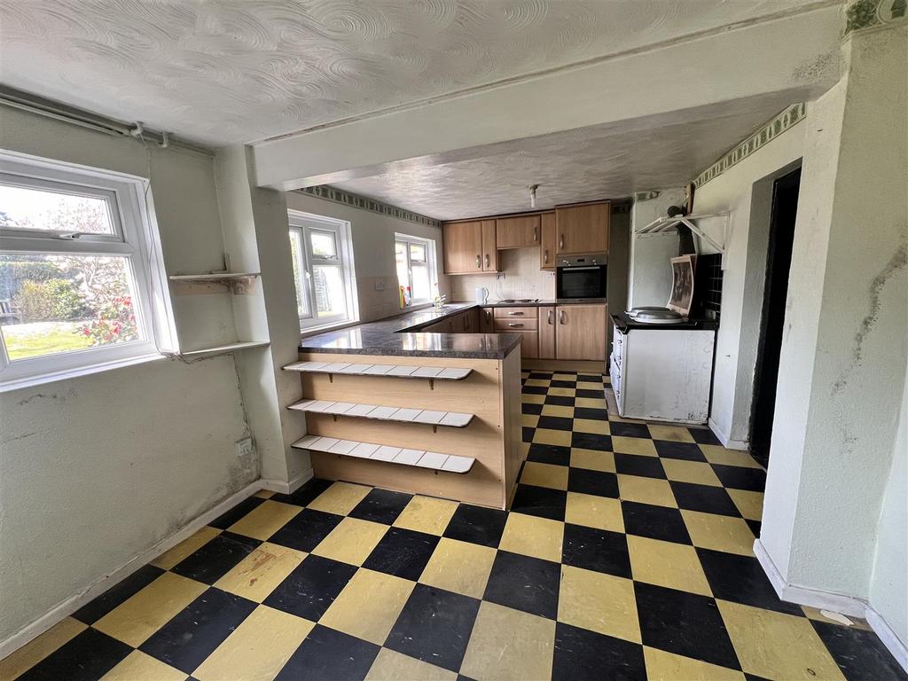 Kitchen/Breakfast Room: