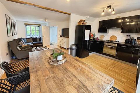 18 Maynell Close, Bradford, BD10 9FL