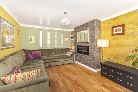 3 Burnside, Edenfield, Bury, BL0 0LW
