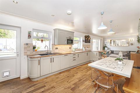 3 Burnside, Edenfield, Bury, BL0 0LW
