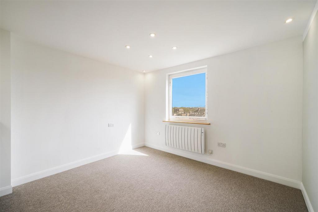 Flat 1, 20 Greyhound Road - 6 PQf3 SGt5 DSd Tt Mo FZbg.j