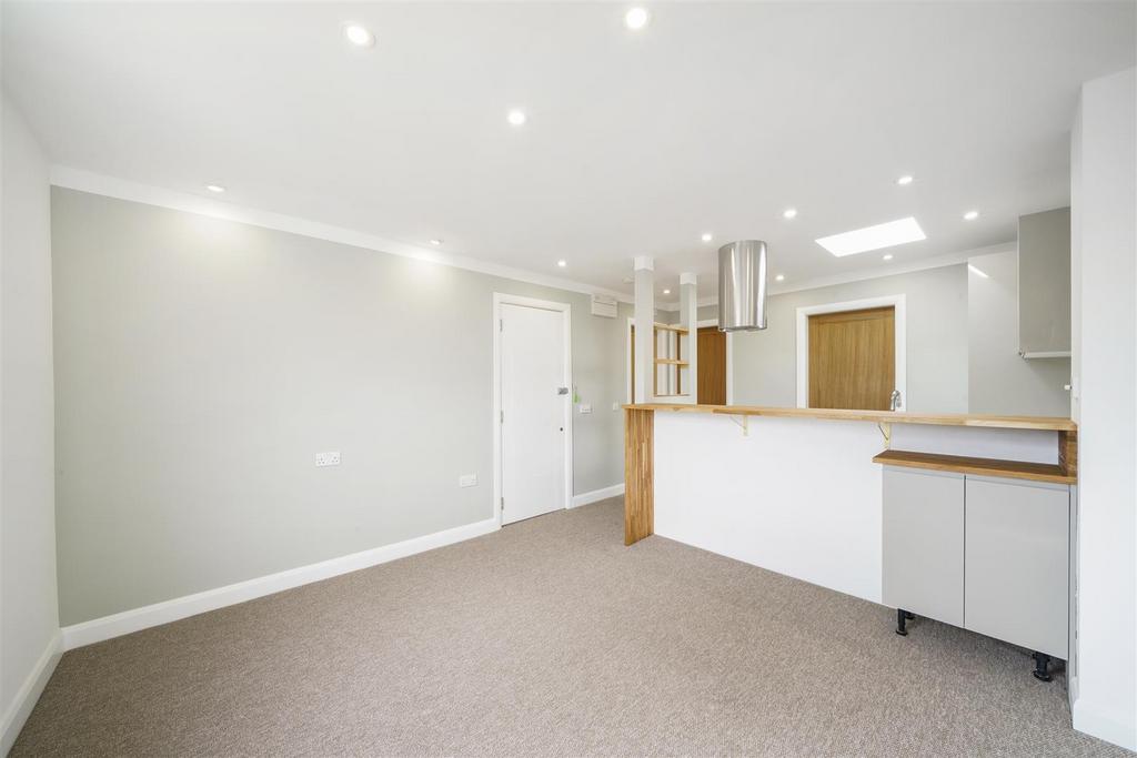 Flat 1, 20 Greyhound Road - P6m N3yt BXsfq RI2d5vzz.j