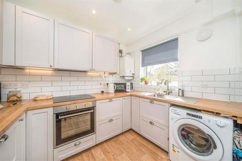 2 bedroom maisonette for sale, Courtlands Avenue, London SE12