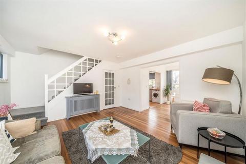 2 bedroom maisonette for sale, Courtlands Avenue, London SE12