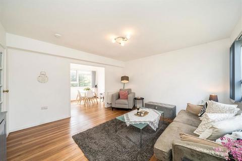 2 bedroom maisonette for sale, Courtlands Avenue, London SE12