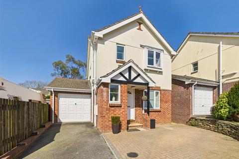 9 Treguddock Drive, Wadebridge, PL27 6BQ