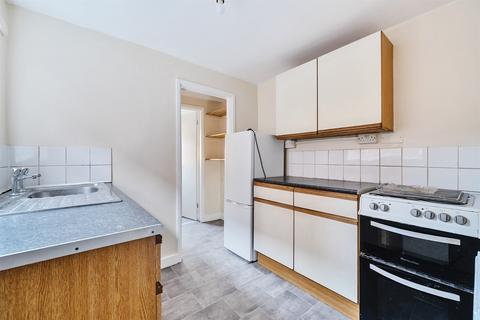 3 bedroom terraced house to rent, Donnington Gardens, Reading, RG1