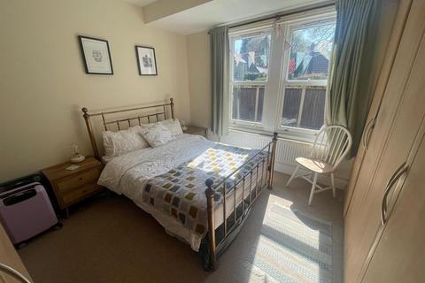 2 bedroom apartment to rent, Lismore Road, Buxton