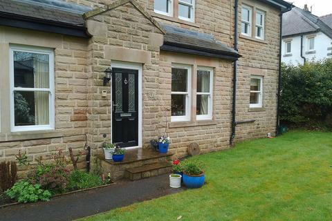 2 bedroom apartment to rent, Lismore Road, Buxton