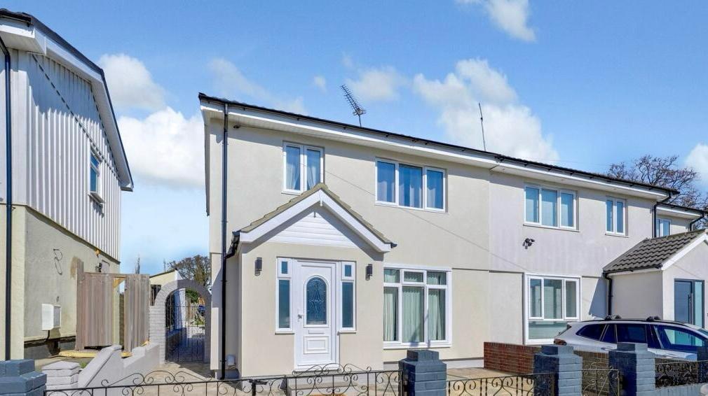 A Lovely Four Bedroom House to Let in Loughton Av