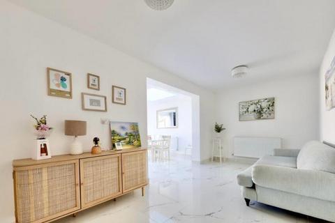 4 bedroom semi-detached house to rent, Loughton, IG10