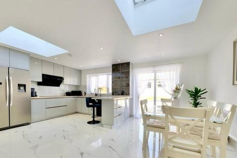 4 bedroom semi-detached house to rent, Loughton, IG10