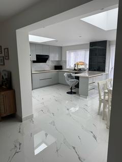 4 bedroom semi-detached house to rent, Loughton, IG10