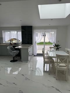 4 bedroom semi-detached house to rent, Loughton, IG10