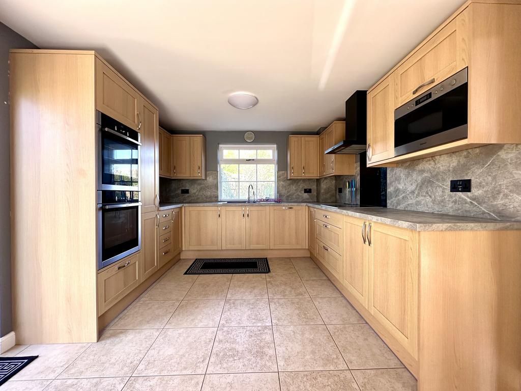 Kitchen 2.JPG