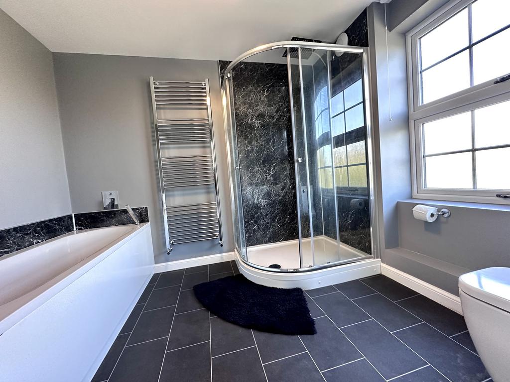 Master ensuite.JPG
