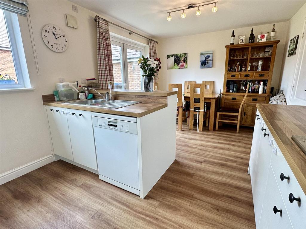 Dining/kitchen