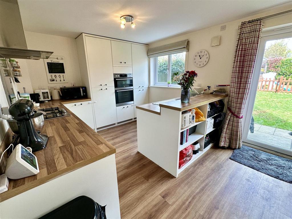 Dining/kitchen