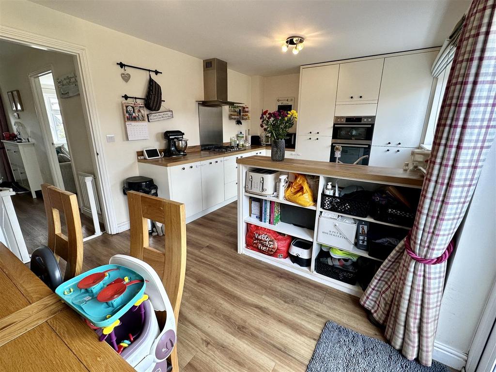 Dining/kitchen