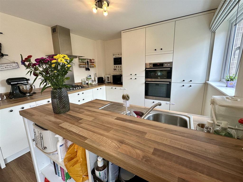 Dining/kitchen