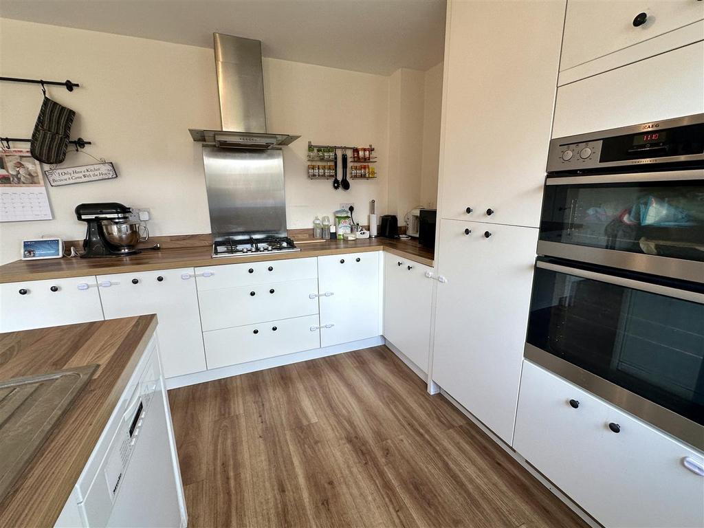 Dining/kitchen