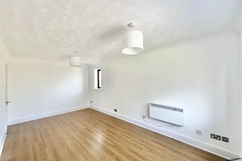1 bedroom flat to rent, Hutchins Close, Hornchurch RM12