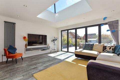3 bedroom semi-detached house for sale, Ropeland Way, Horsham RH12
