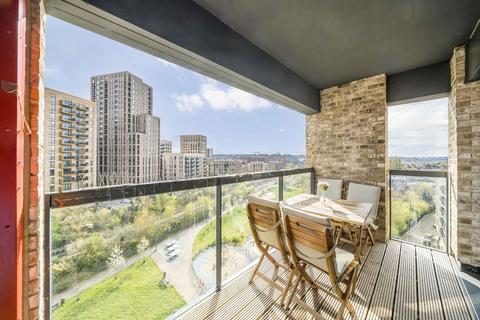 3 bedroom flat for sale, Telegraph Avenue, London NW9