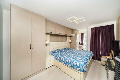 3 bedroom flat for sale, Telegraph Avenue, London NW9