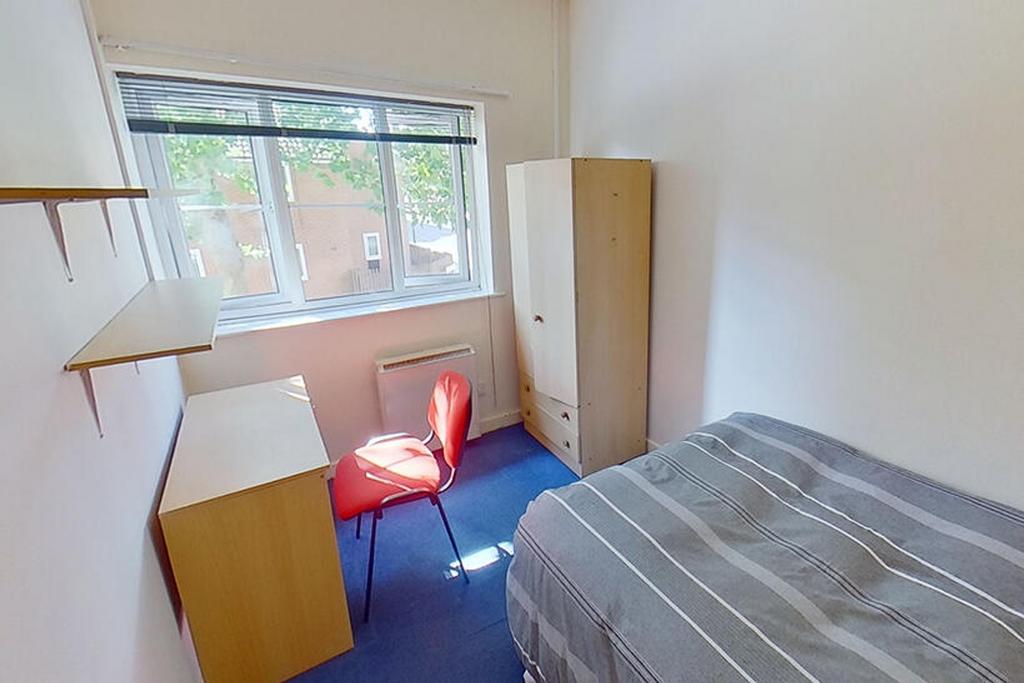 A cozy double bedroom featuring a comfortable b...
