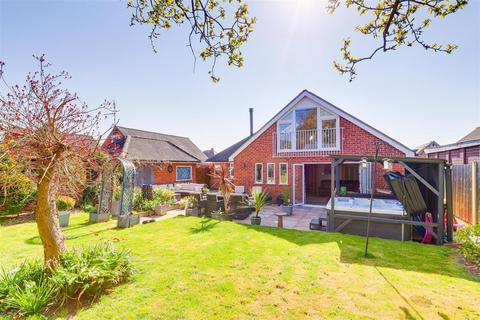 4 bedroom detached house for sale, New Road, Radcliffe-On-Trent NG12