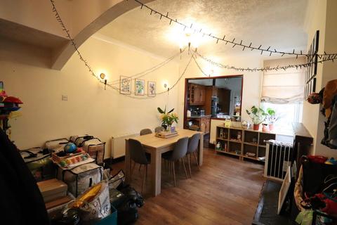 3 bedroom semi-detached house to rent, Harefield Road, Coventry CV2