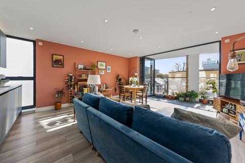 2 bedroom flat for sale, Newcombe House, Battersea