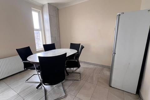 3 bedroom terraced house to rent, London, E12