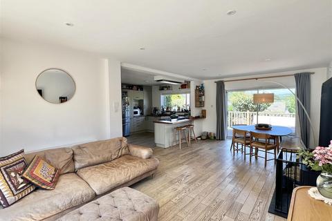 11 Beach Road, Carlyon Bay, St Austell, PL25 3PQ