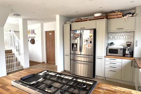 11 Beach Road, Carlyon Bay, St Austell, PL25 3PQ