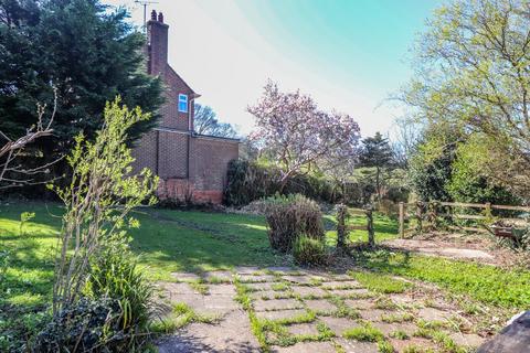 3 bedroom detached house for sale, London Road, Mountfield, TN32