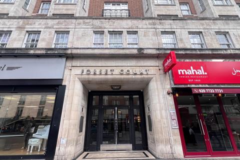 Studio to rent, Forset Court, W2