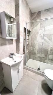 Studio to rent, Forset Court, W2