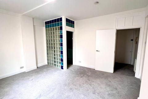 Studio to rent, Forset Court, W2