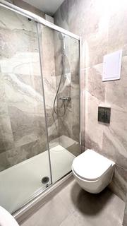 Studio to rent, Forset Court, W2
