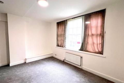Studio to rent, Forset Court, W2