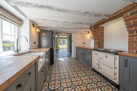 4 bedroom detached house to rent, Honeywick Lane, Eaton Bray, LU6 2BJ