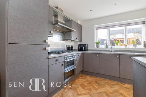 9 Grange Close, Clayton Le Woods, Chorley, PR25 5SJ