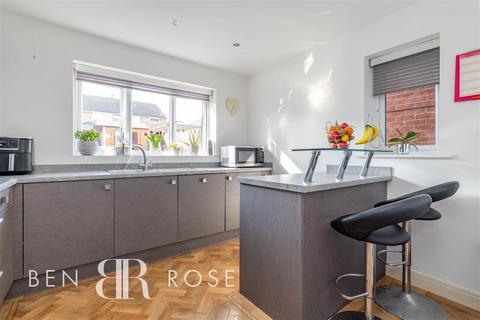 9 Grange Close, Clayton Le Woods, Chorley, PR25 5SJ