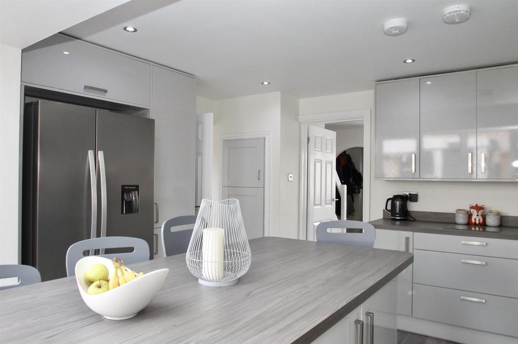 Kitchen 2.jpg