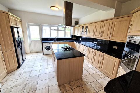 4 bedroom terraced house to rent, Keswick Gardens, Redbridge IG4 5NB