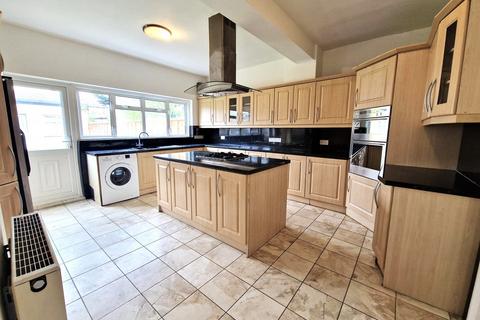 4 bedroom terraced house to rent, Keswick Gardens, Redbridge IG4 5NB